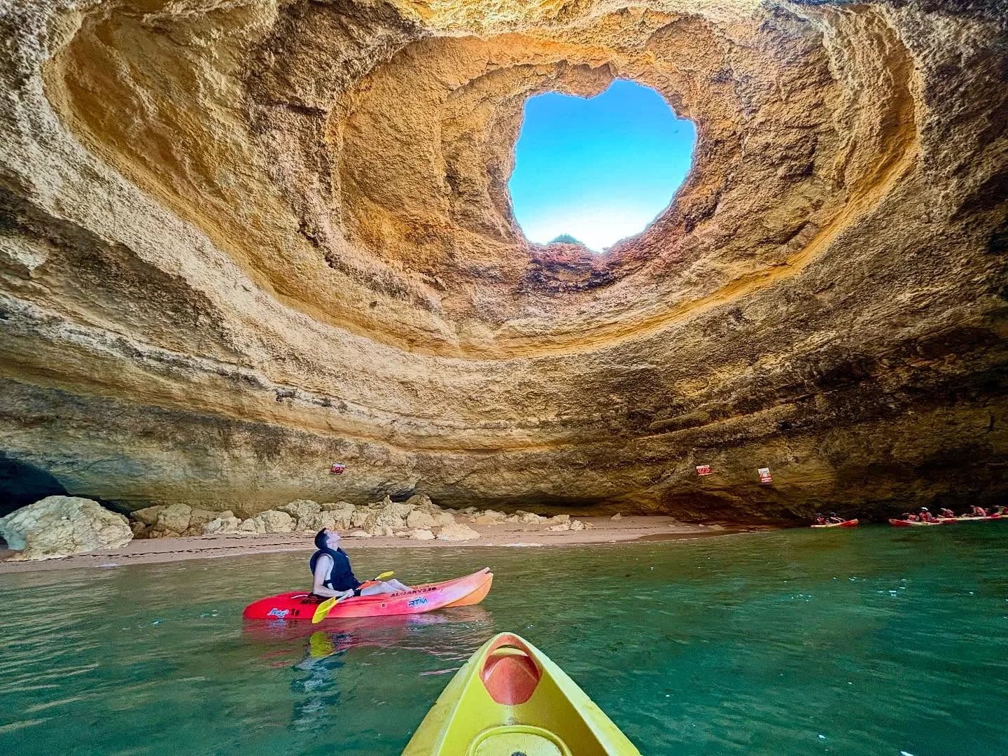 Tour de Kayak na Gruta de Benagil e Experiência na Costa do Algarve 1