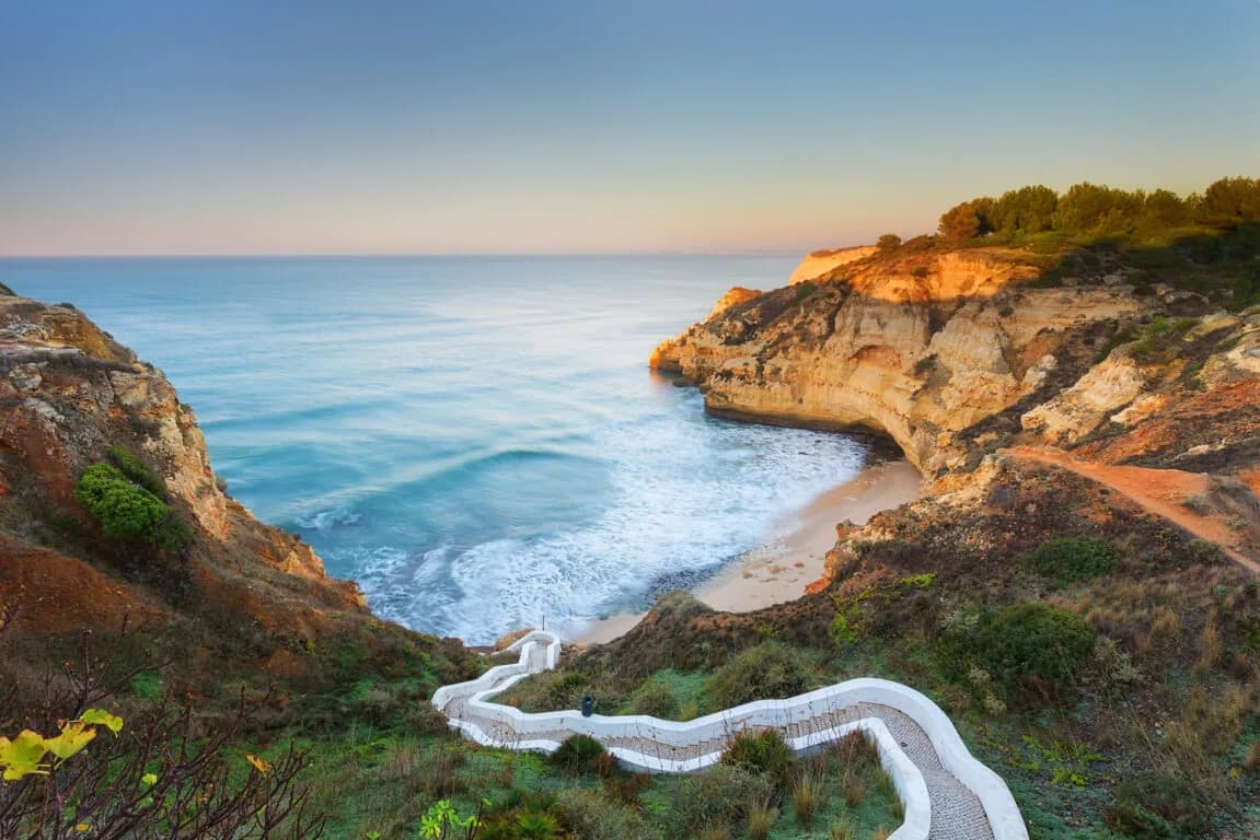 Os Promontórios Escondidos: A Caminhada Desconhecida pelas Falésias do Algarve