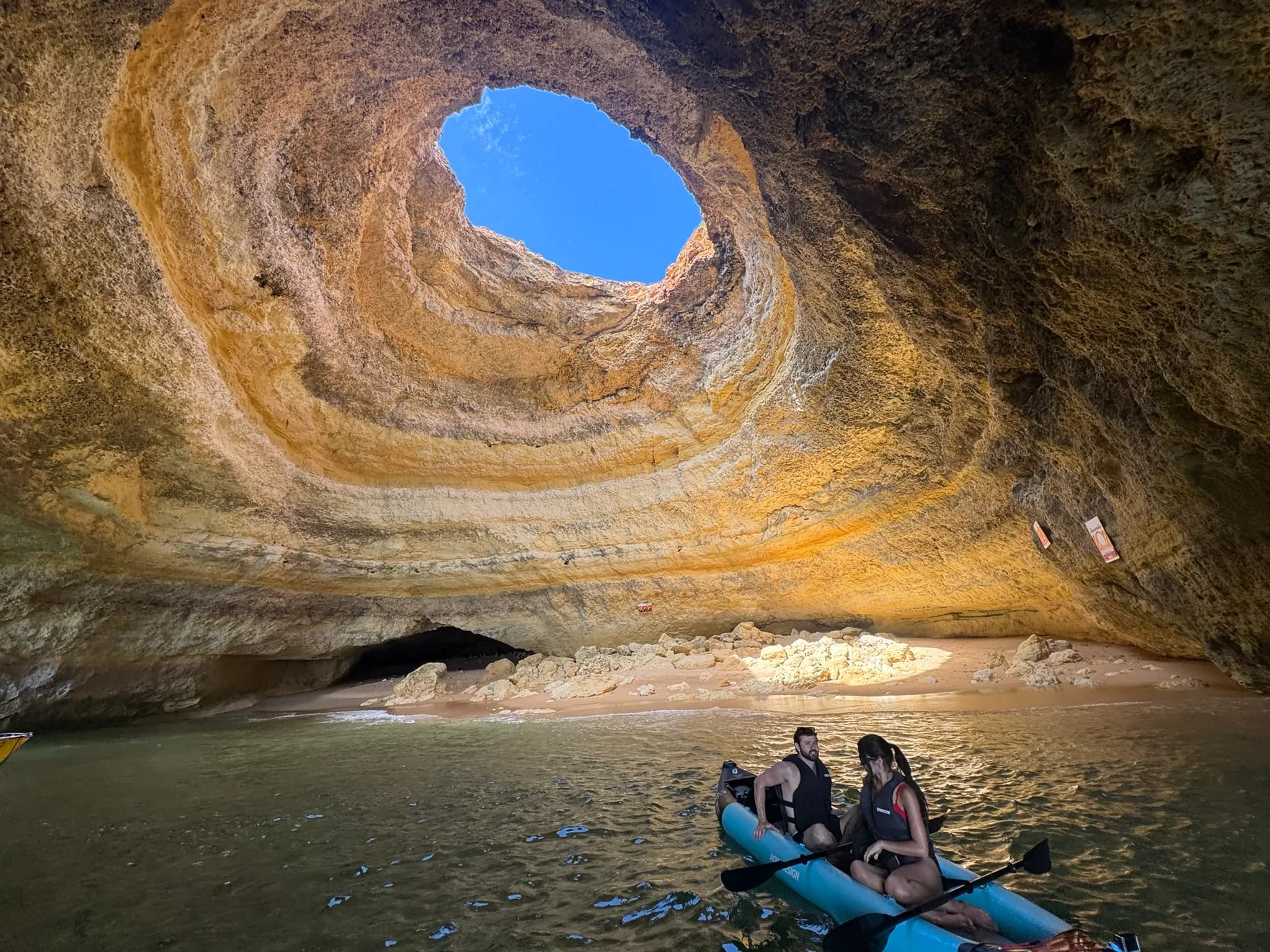 Tour en Kayak al Amanecer y Atardecer en las Cuevas de Benagil 4